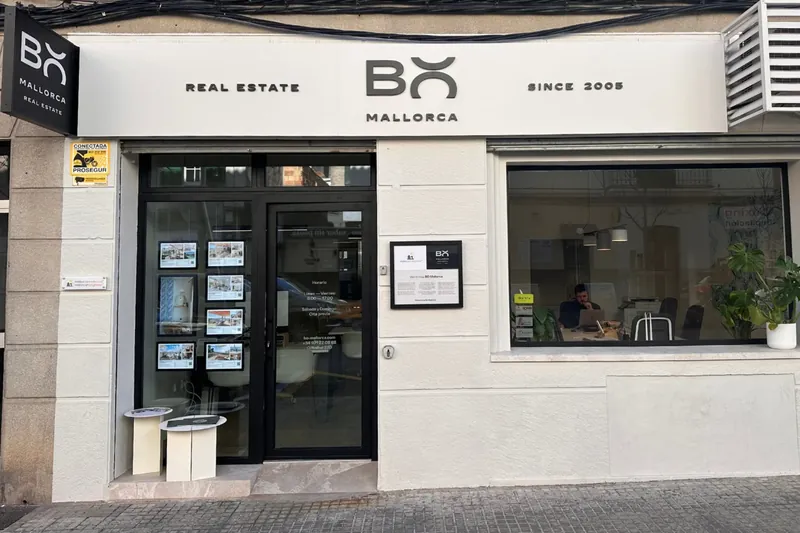 Fachada de la oficina principal de BO Mallorca en Palma