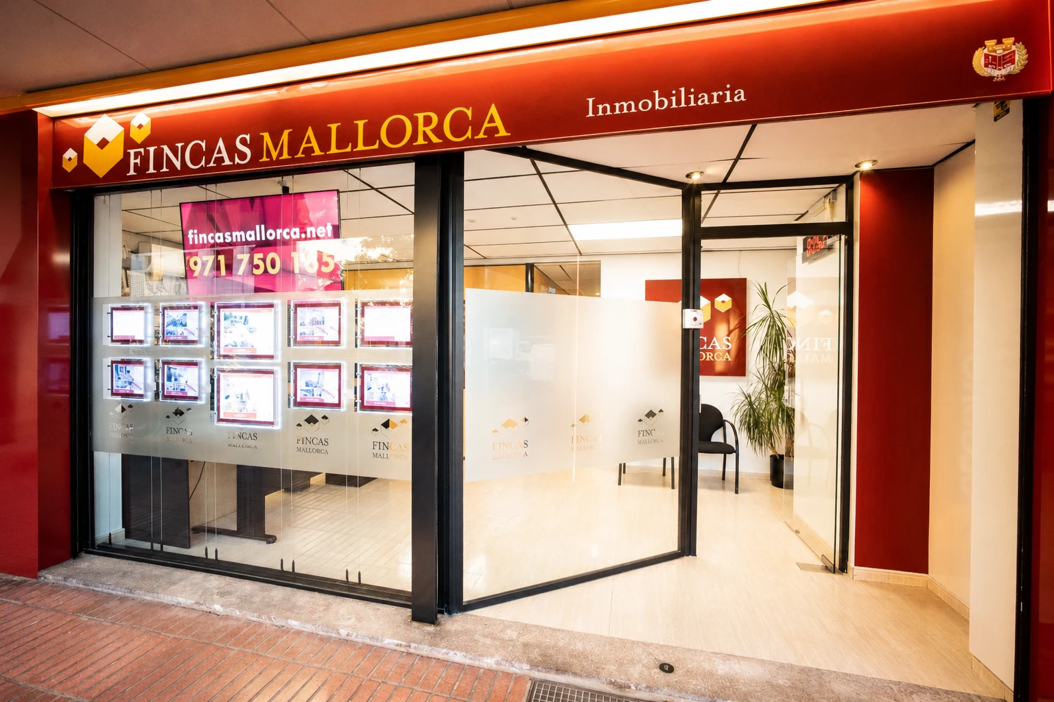 Fachada de la oficina principal de Fincas Mallorca en Palma