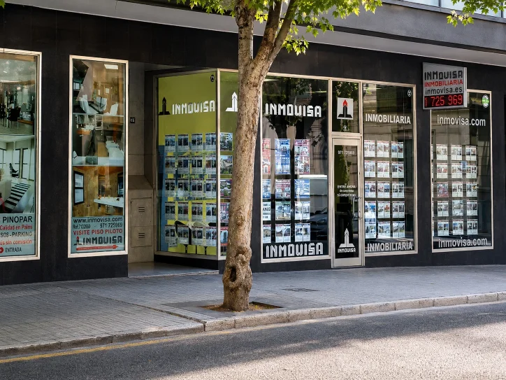 Fachada de la oficina principal de Inmovisa en Baró de Pinopar, Palma